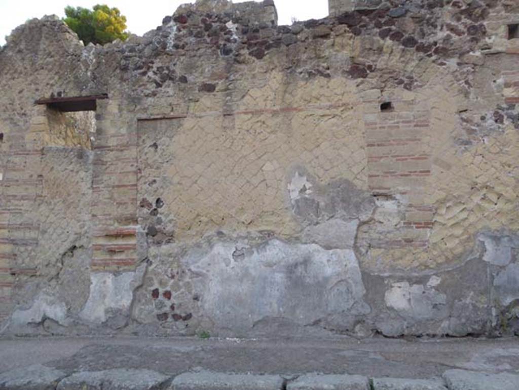 Decumanus Inferiore, Herculaneum. September 2015. South side of roadway, exteriore façade of IV.13/15. Photo courtesy of Michael Binns.